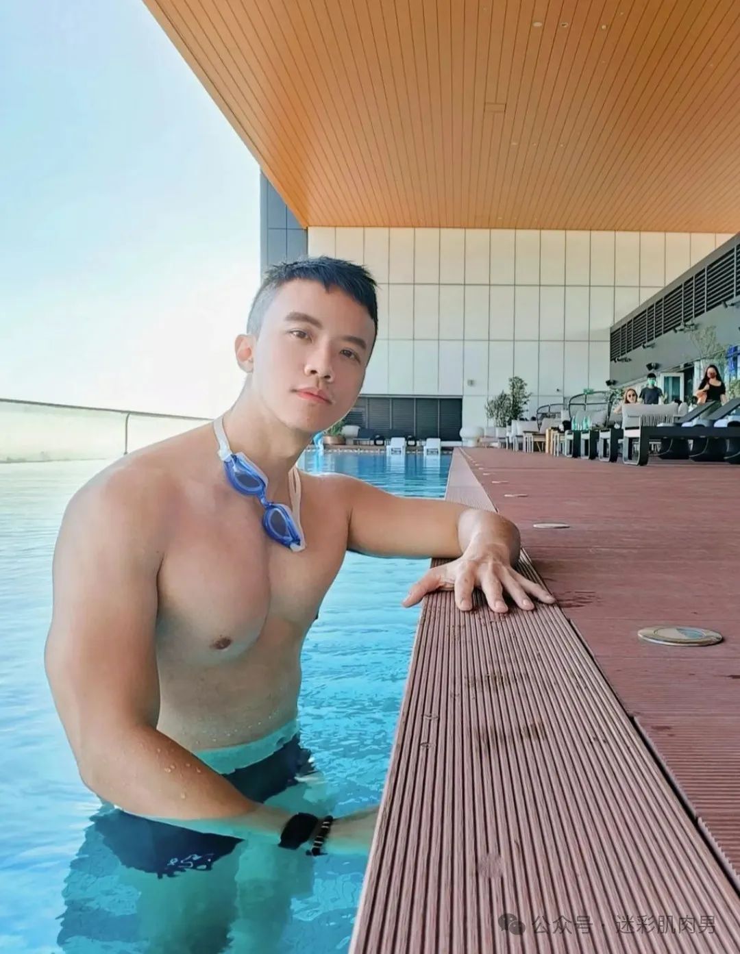 穿超短裤太垒的运动小哥自拍，？长腿让人不淡定！