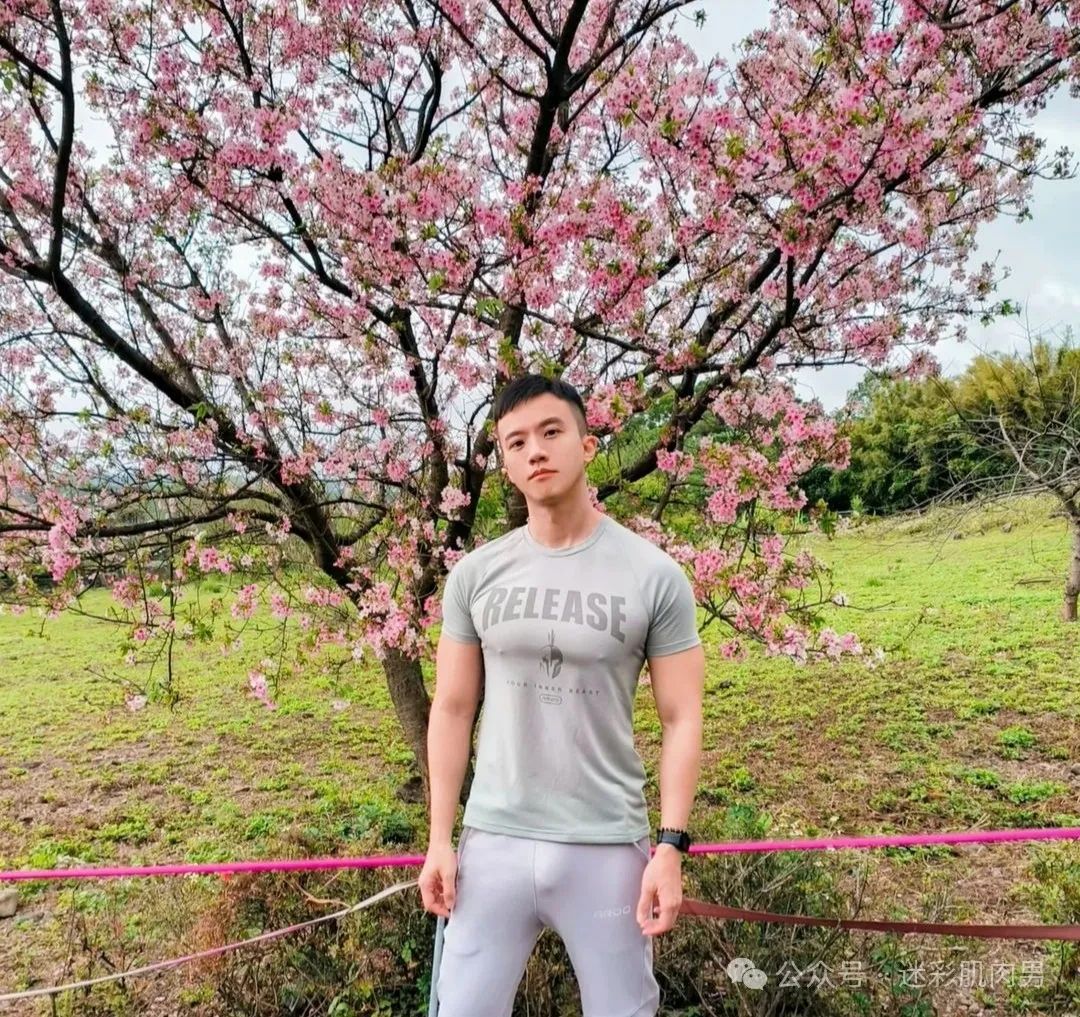 穿超短裤太垒的运动小哥自拍，？长腿让人不淡定！