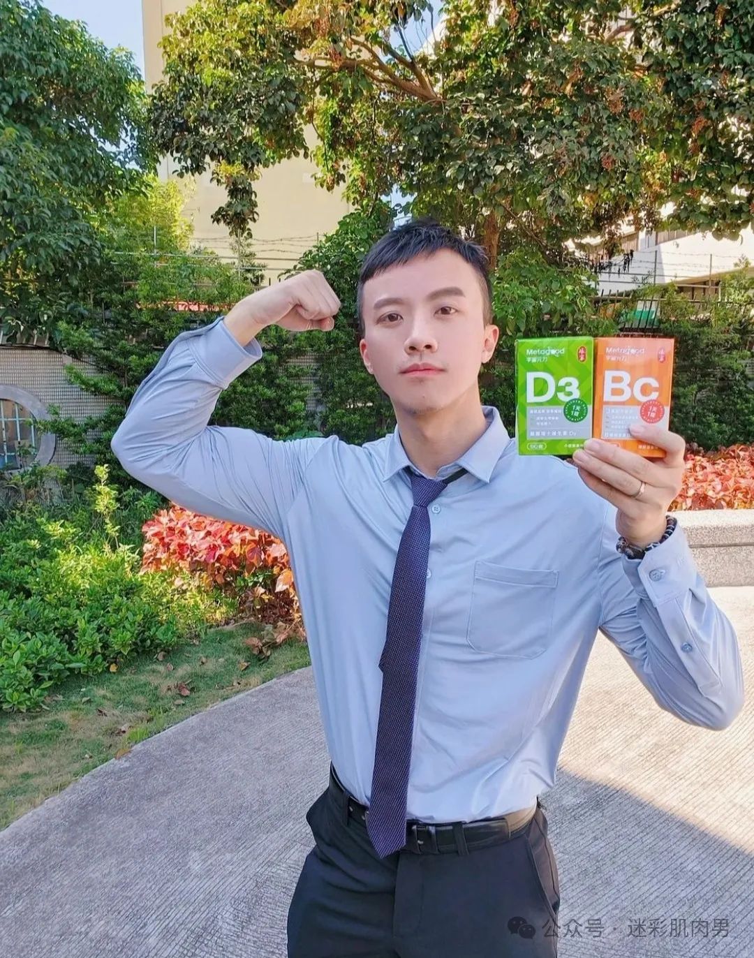 穿超短裤太垒的运动小哥自拍，？长腿让人不淡定！