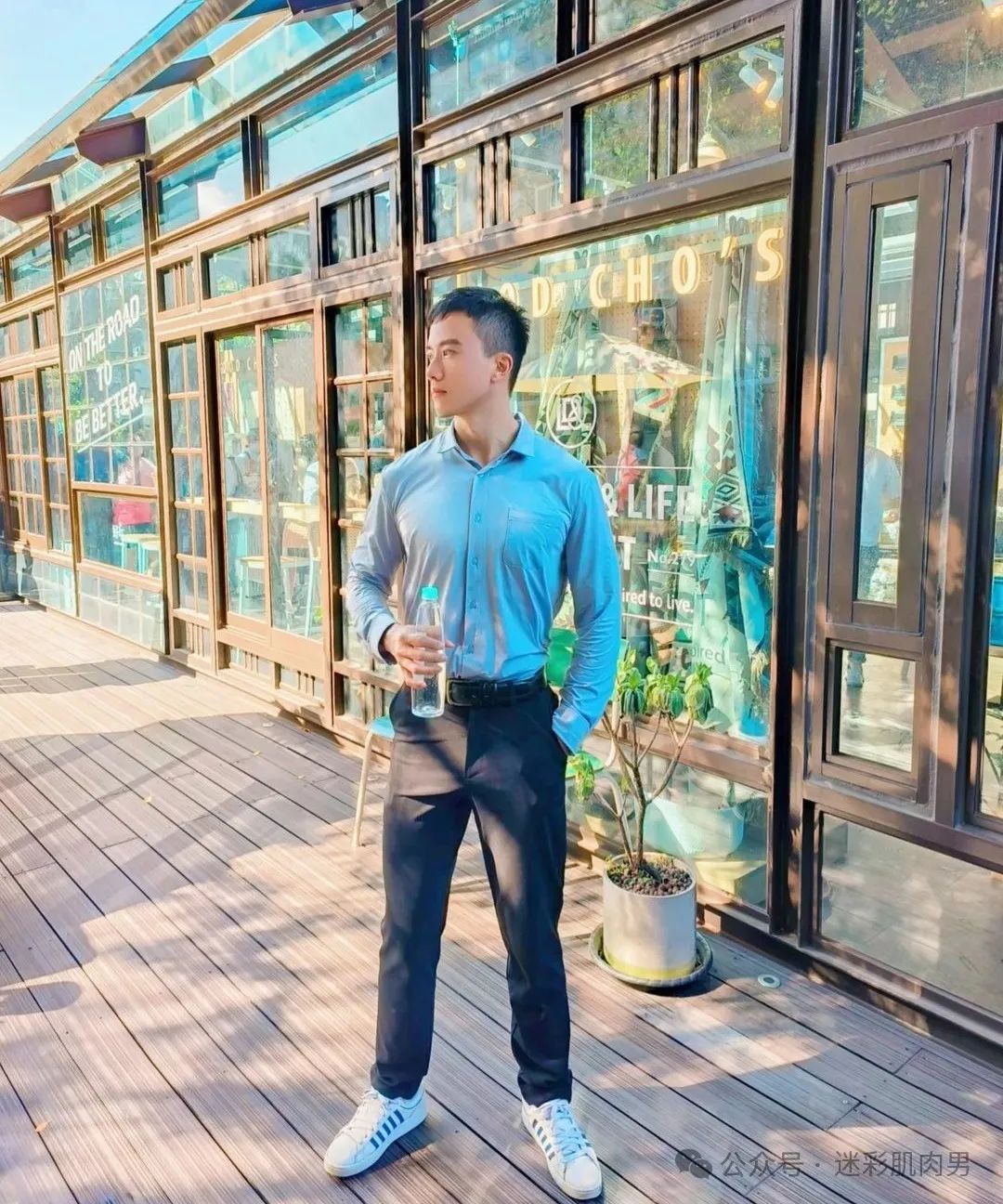 穿超短裤太垒的运动小哥自拍，？长腿让人不淡定！