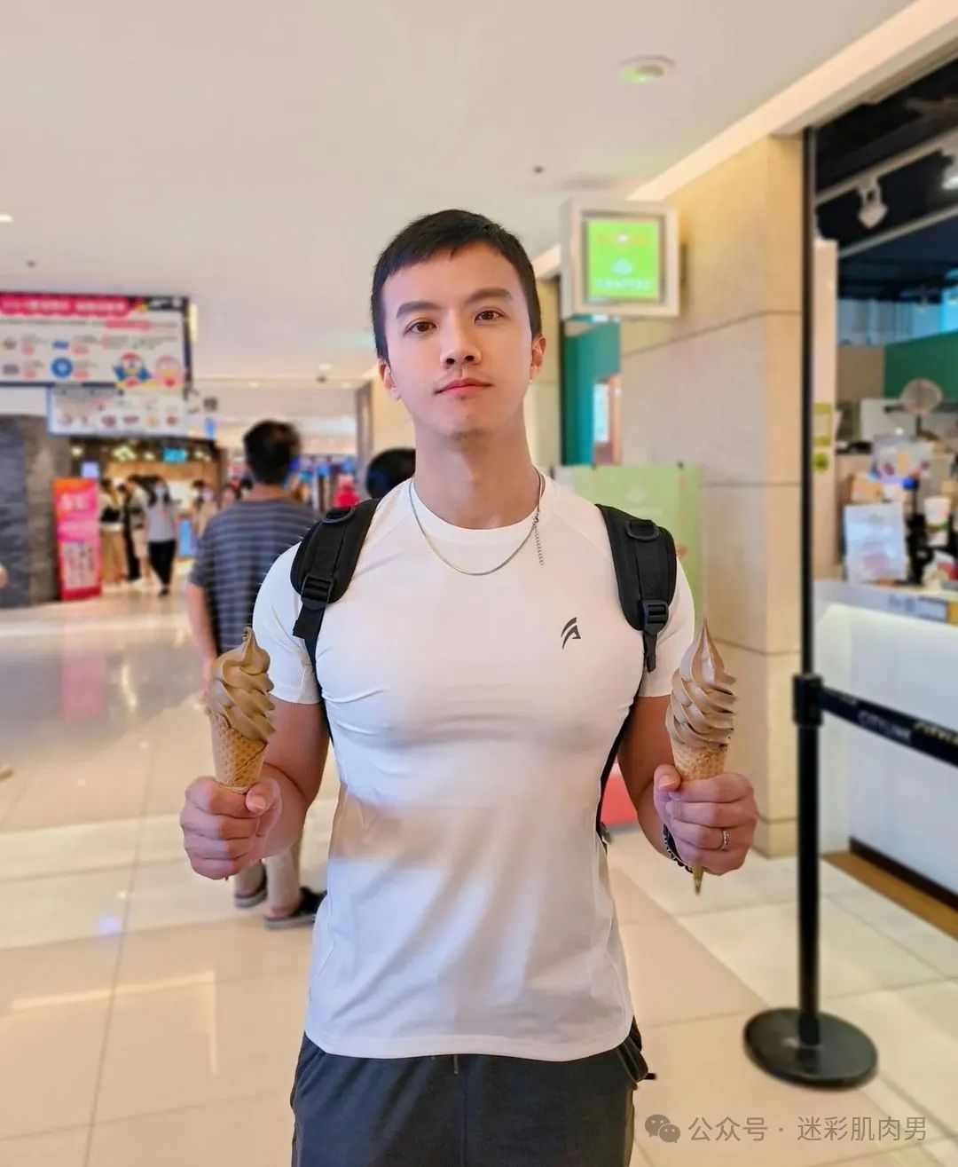 穿超短裤太垒的运动小哥自拍，？长腿让人不淡定！