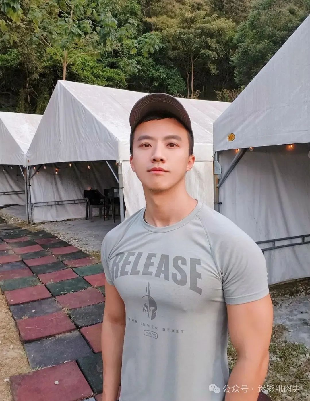 穿超短裤太垒的运动小哥自拍，？长腿让人不淡定！