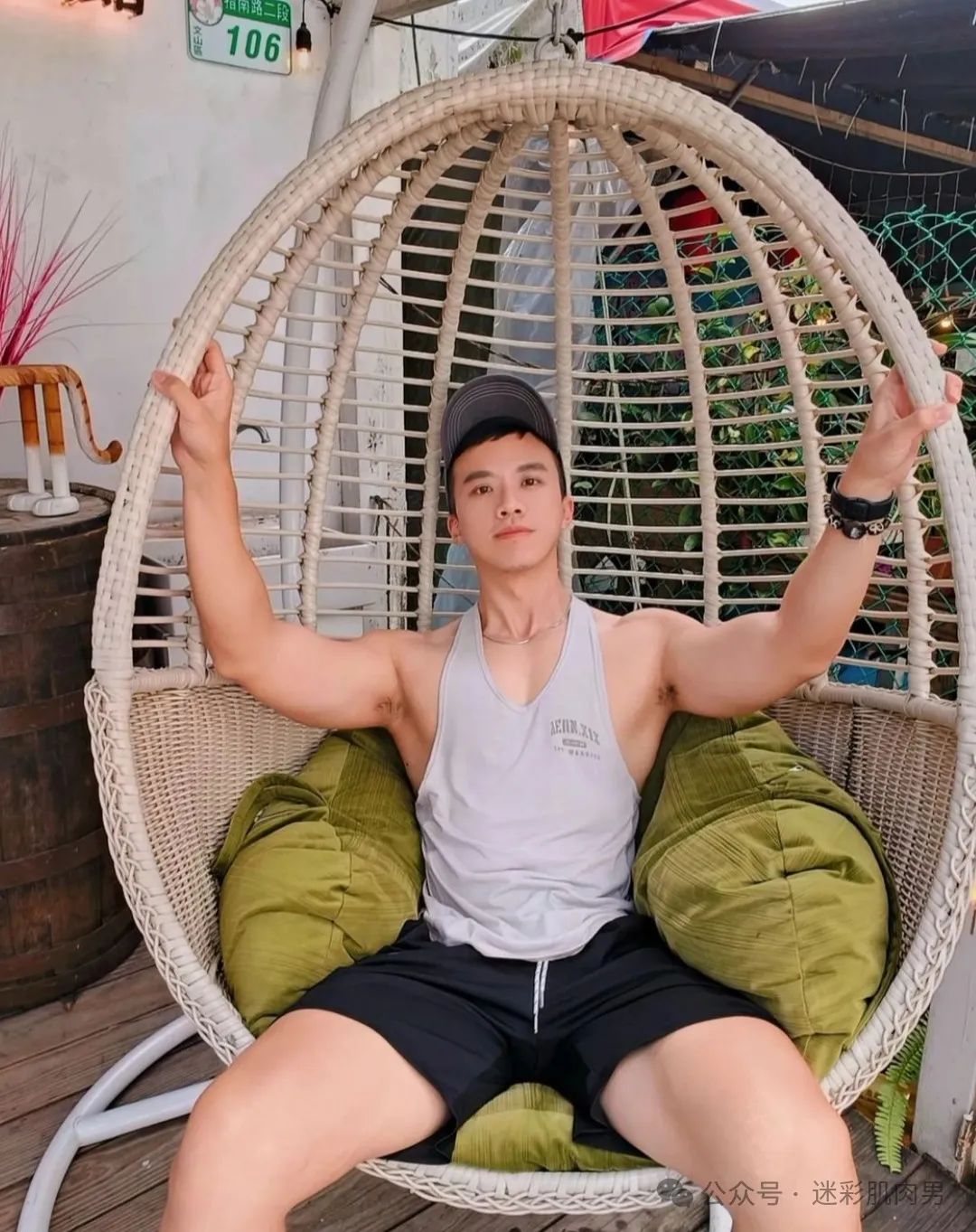 穿超短裤太垒的运动小哥自拍，？长腿让人不淡定！