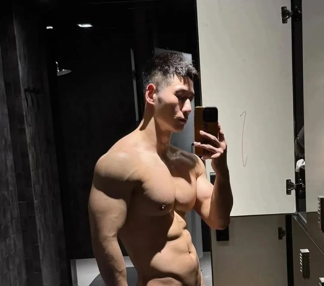 上海猛男博主炸场!南瓜肩 + 倒三角,霸气侧漏,网友:硬盘天菜! 上海猛男博主炸场!南瓜肩 + 倒三角,霸气侧漏,网友:硬盘天菜!