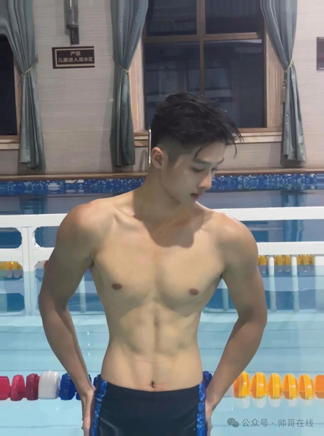 奶狗脸薄肌小鲜肉帅哥，连腹肌都是嫩的!