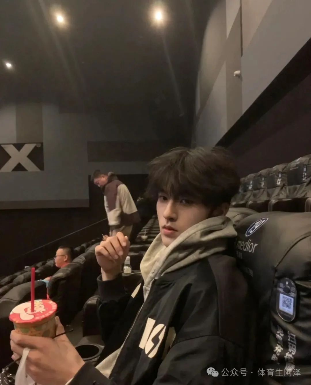 195 辽宁体院校草，薄肌男大 少年感满满！曾同时和两位学弟暧昧不清......