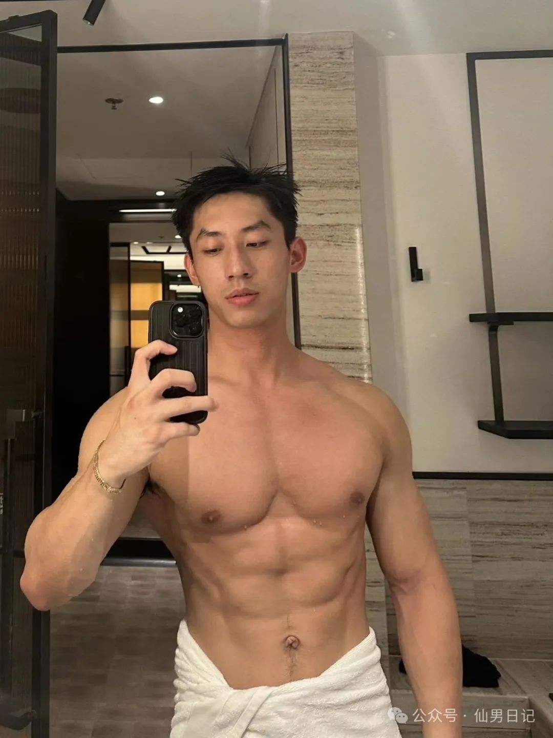健身房黄景瑜私照曝光！网友辣评：我一个直男都喜欢……