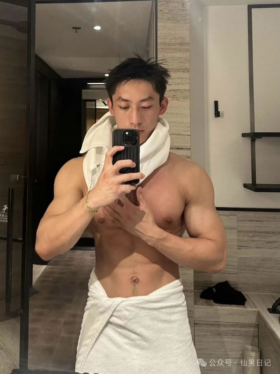 健身房黄景瑜私照曝光！网友辣评：我一个直男都喜欢……