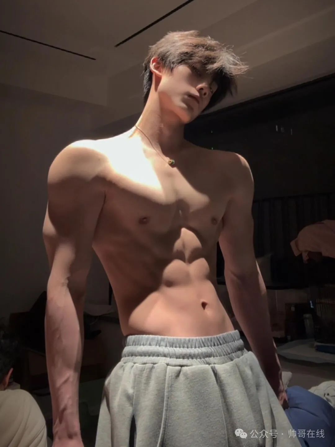 宽肩窄腰薄肌健身男大，一整个少年感硬控 15 秒！