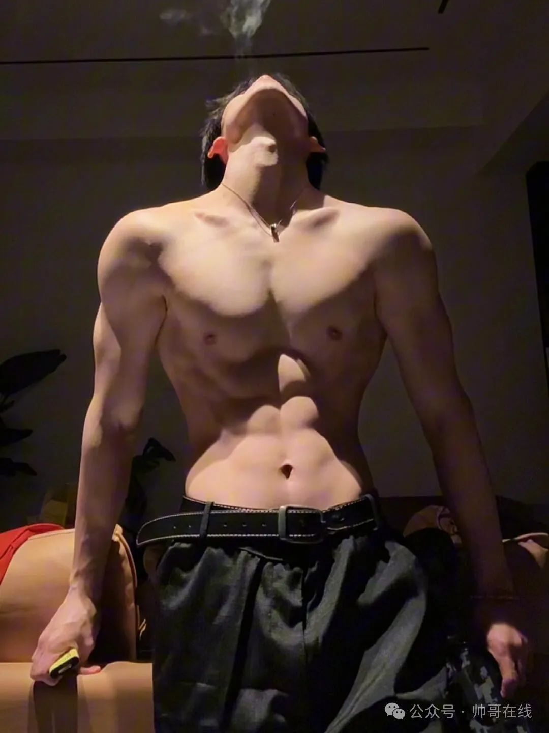 宽肩窄腰薄肌健身男大，一整个少年感硬控 15 秒！