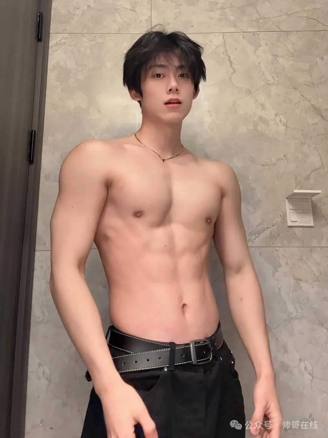 宽肩窄腰薄肌健身男大，一整个少年感硬控 15 秒！