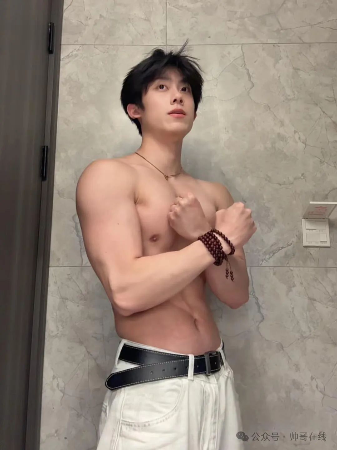 宽肩窄腰薄肌健身男大，一整个少年感硬控 15 秒！