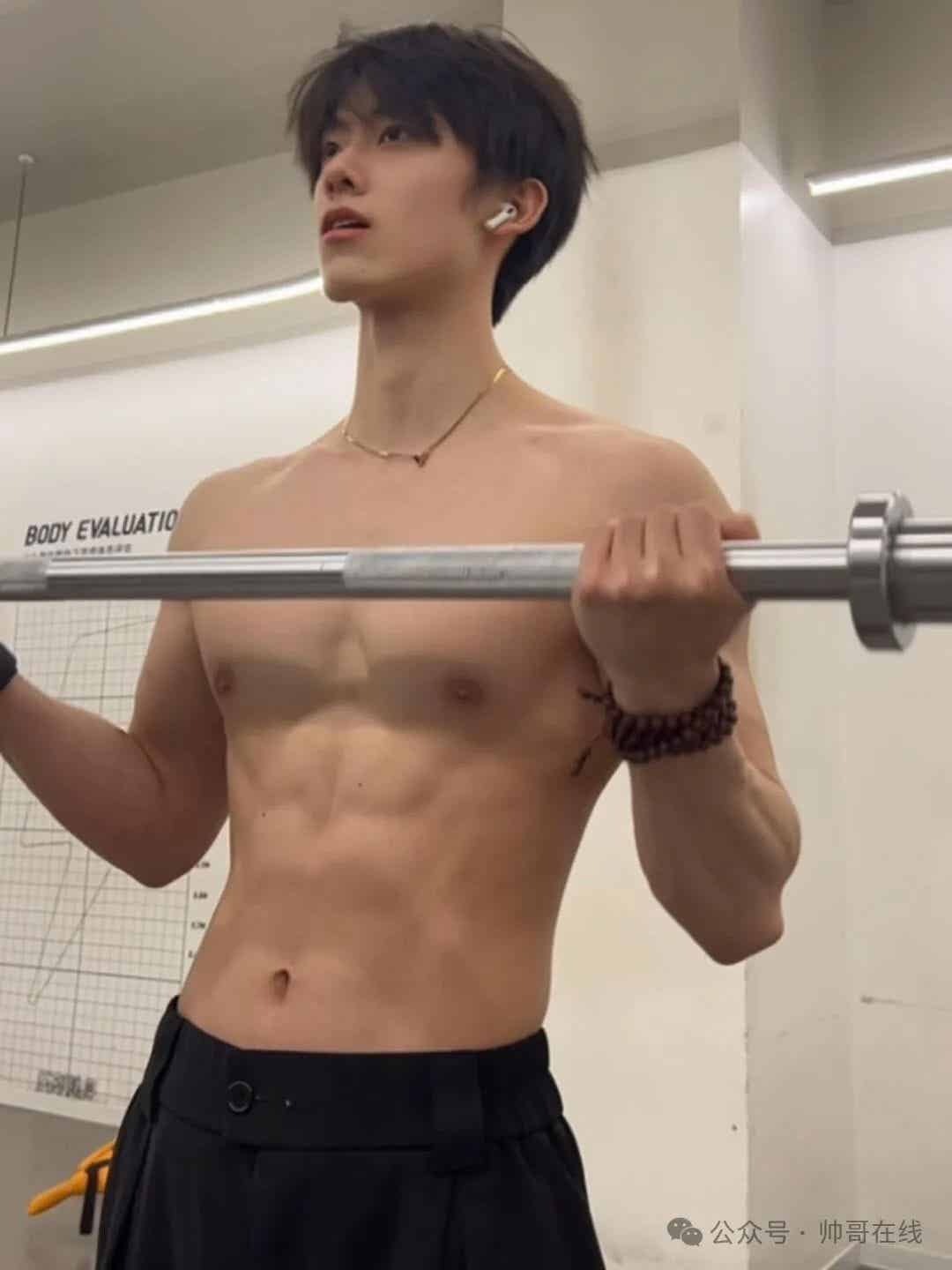 宽肩窄腰薄肌健身男大，一整个少年感硬控 15 秒！