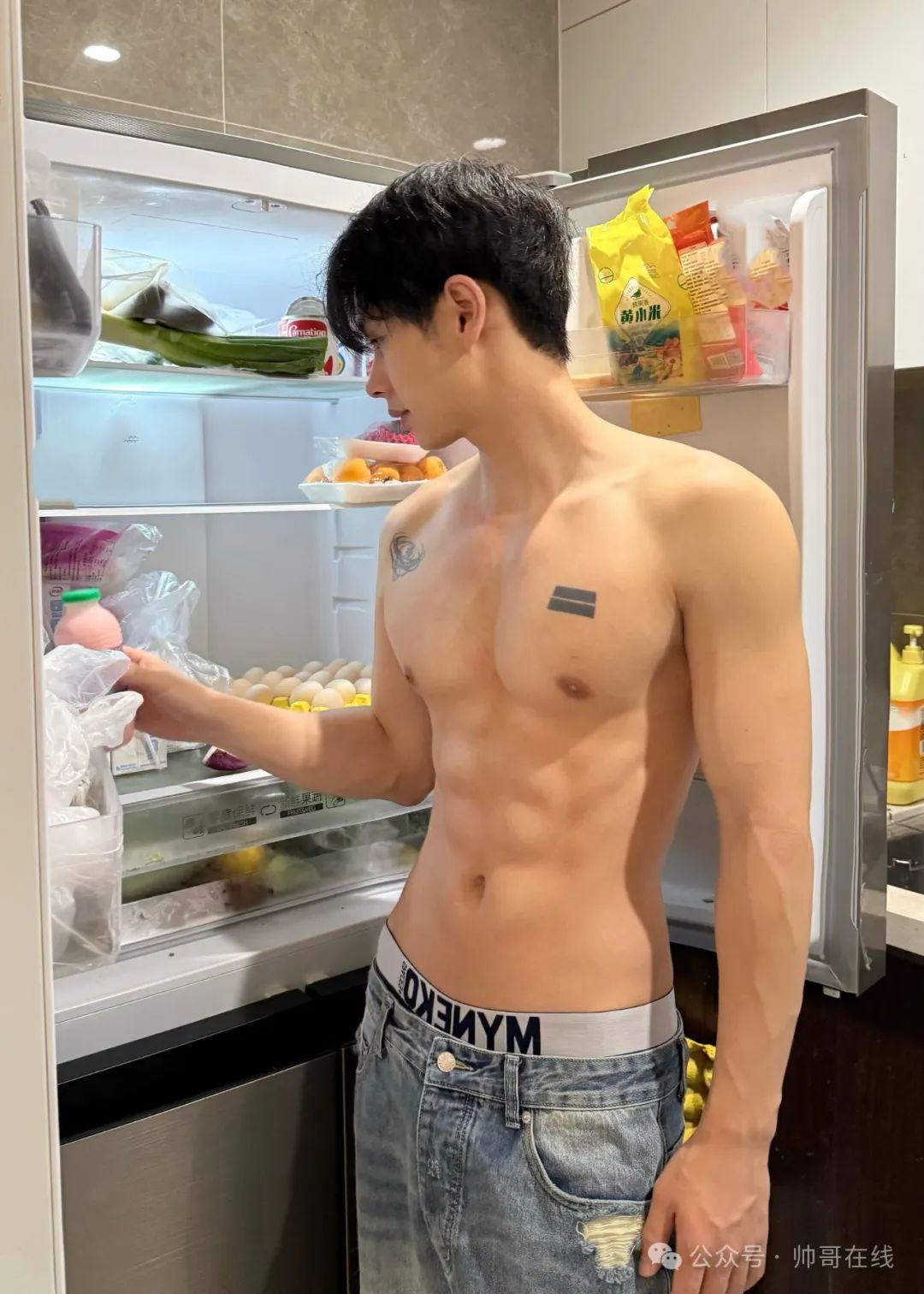 奶狗脸薄肌阳光帅哥，这优质小腹肌集帅们馋了!