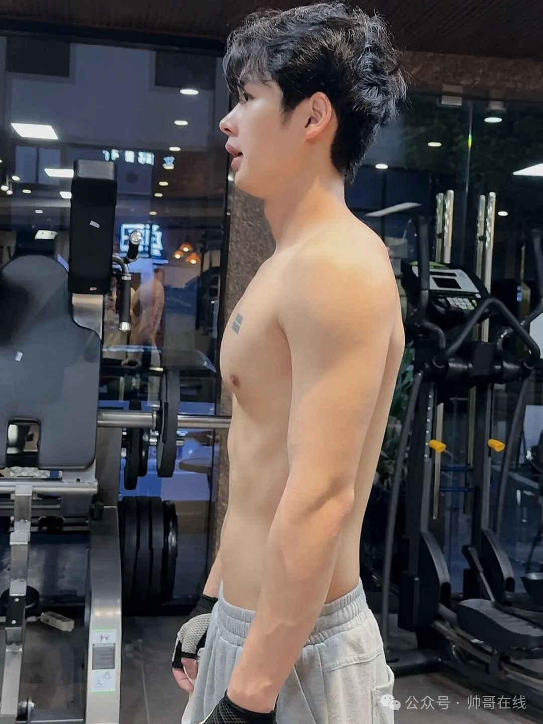 奶狗脸薄肌阳光帅哥，这优质小腹肌集帅们馋了!