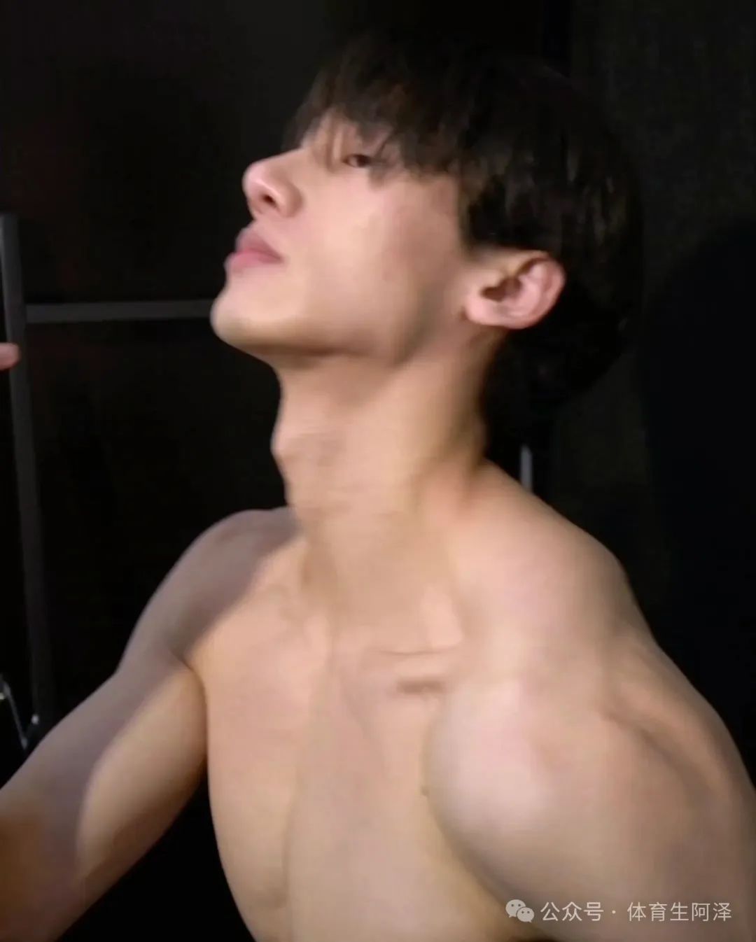 195 黑皮港风男大体育生，硬汉般的颜值，薄肌身材太诱惑.....