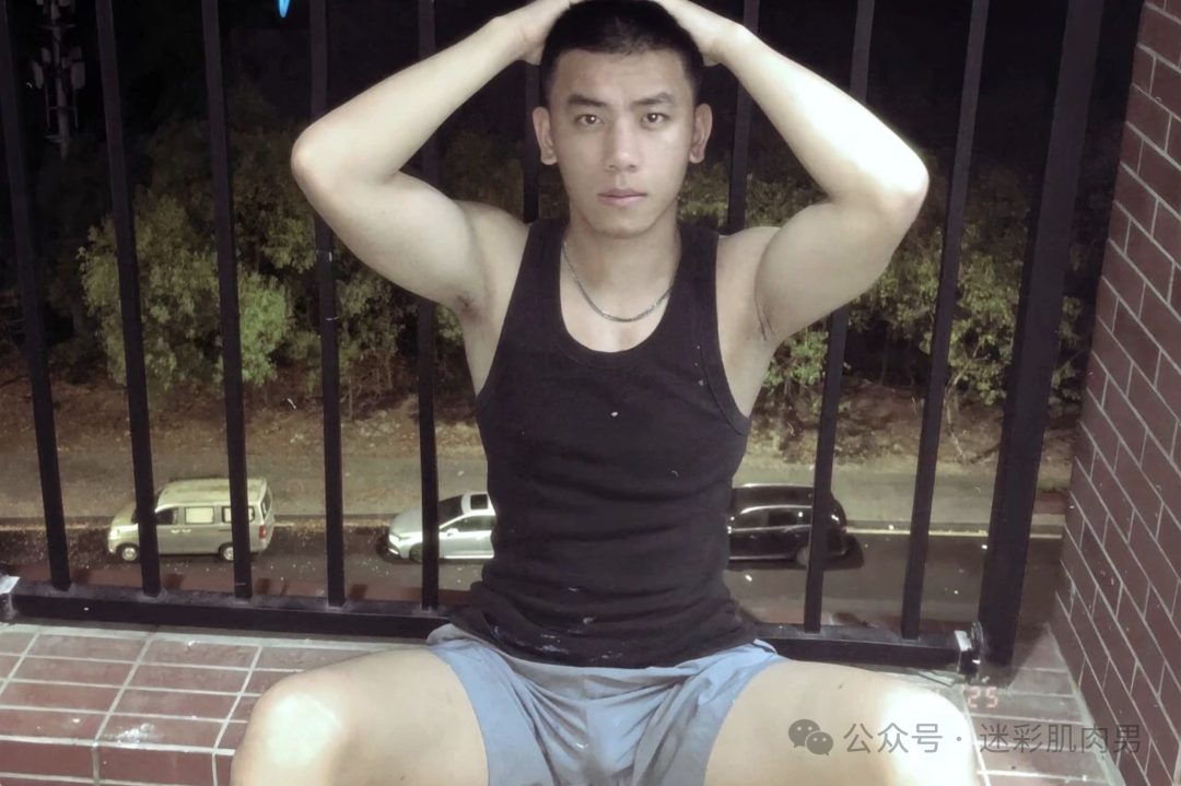 舅舅长太帅实力太强让人羡慕！穿的太太短引围观！