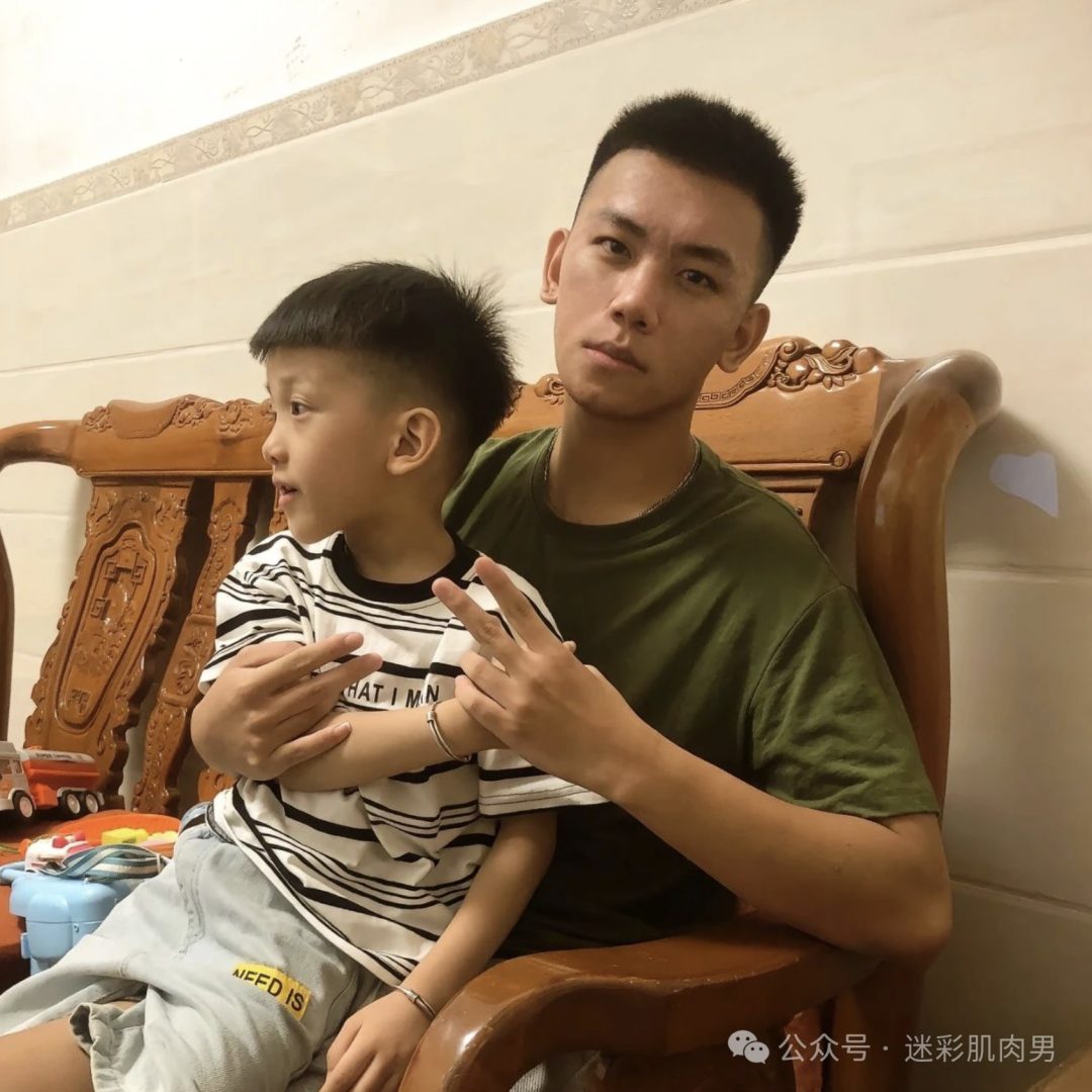 舅舅长太帅实力太强让人羡慕！穿的太太短引围观！