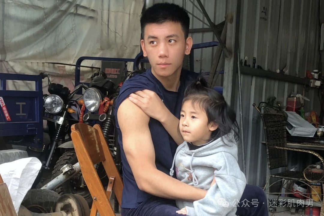舅舅长太帅实力太强让人羡慕！穿的太太短引围观！