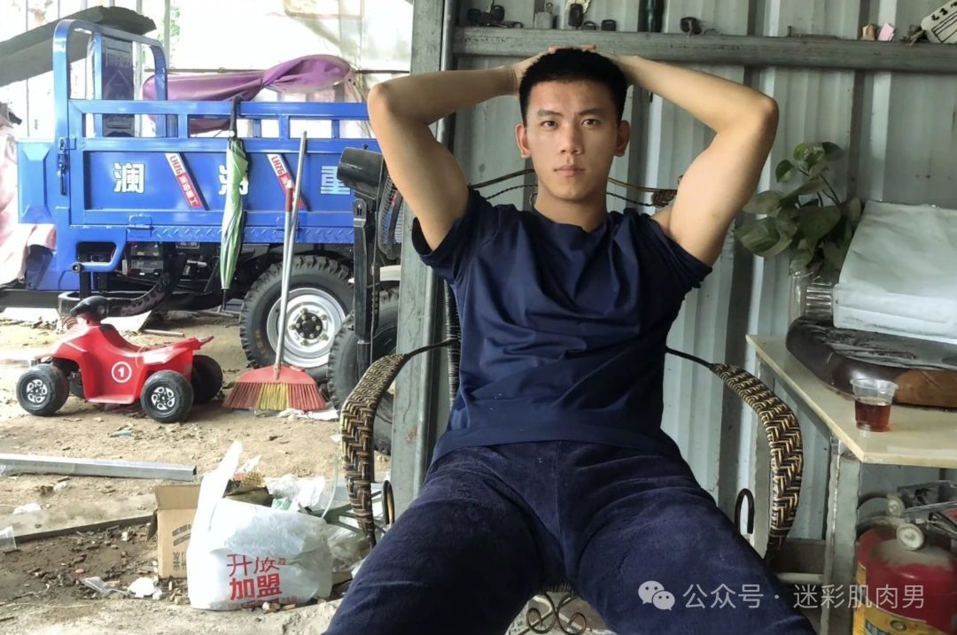 舅舅长太帅实力太强让人羡慕！穿的太太短引围观！