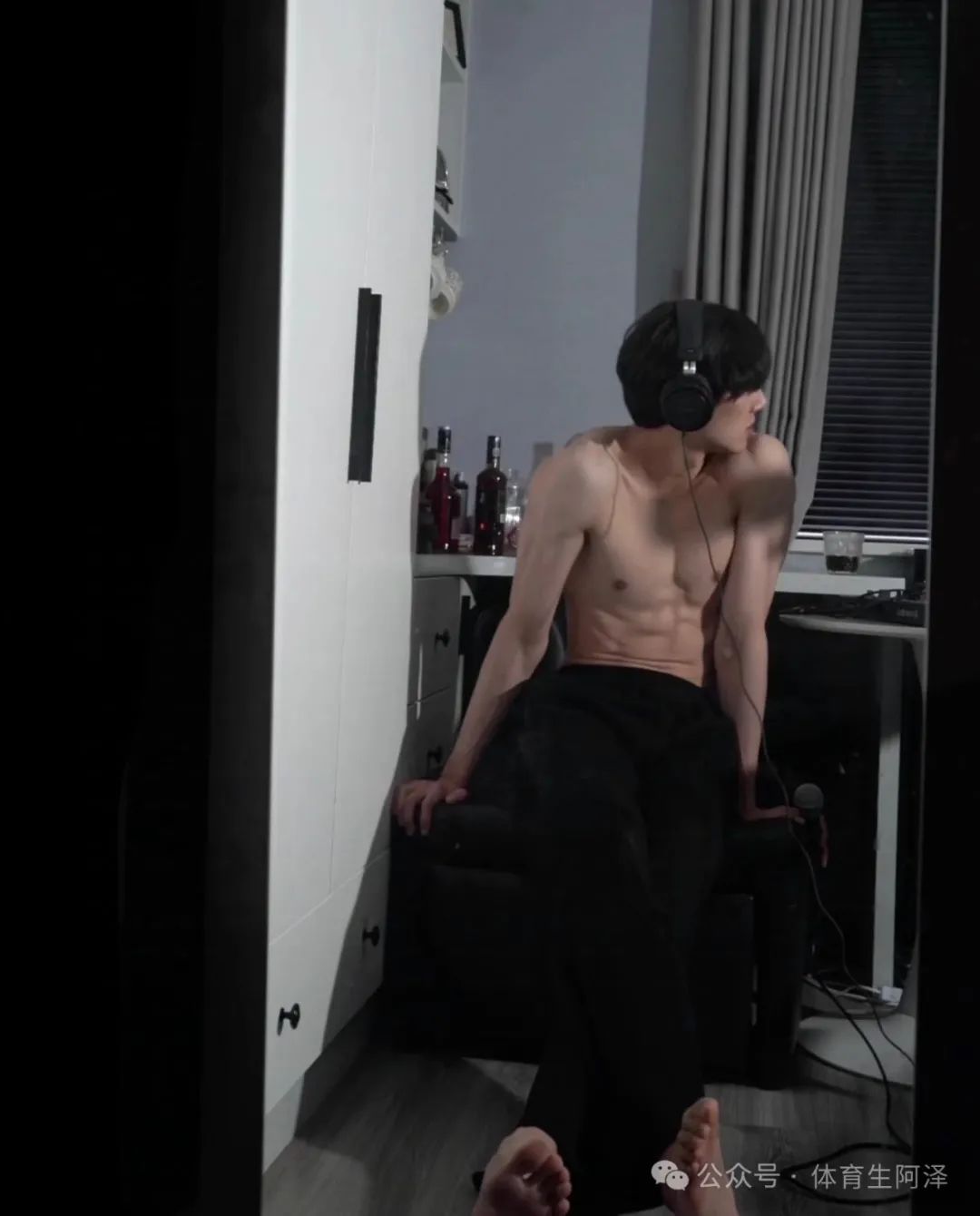 195 黑皮港风男大体育生，硬汉般的颜值，薄肌身材太诱惑.....