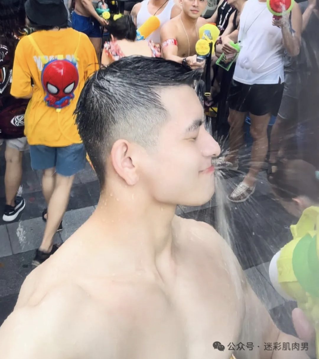 2025 泰国泼水节被包围滋水的翘臀长腿男是他？太大啦！