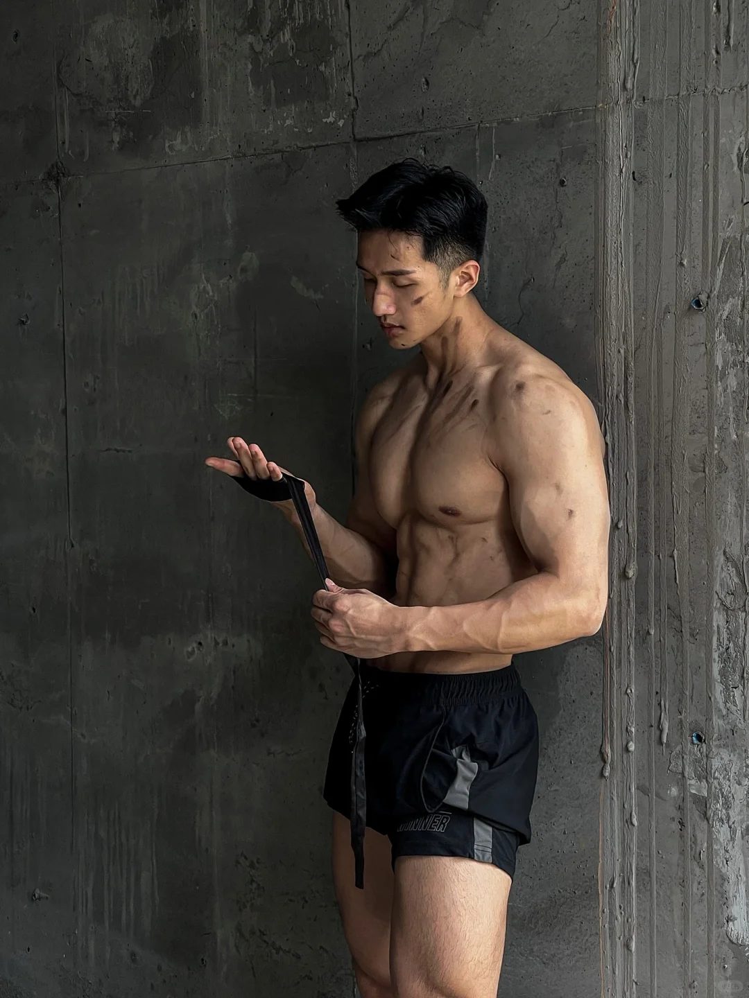 战损肌肉阳光帅脸，这男人味你扛得住吗？
