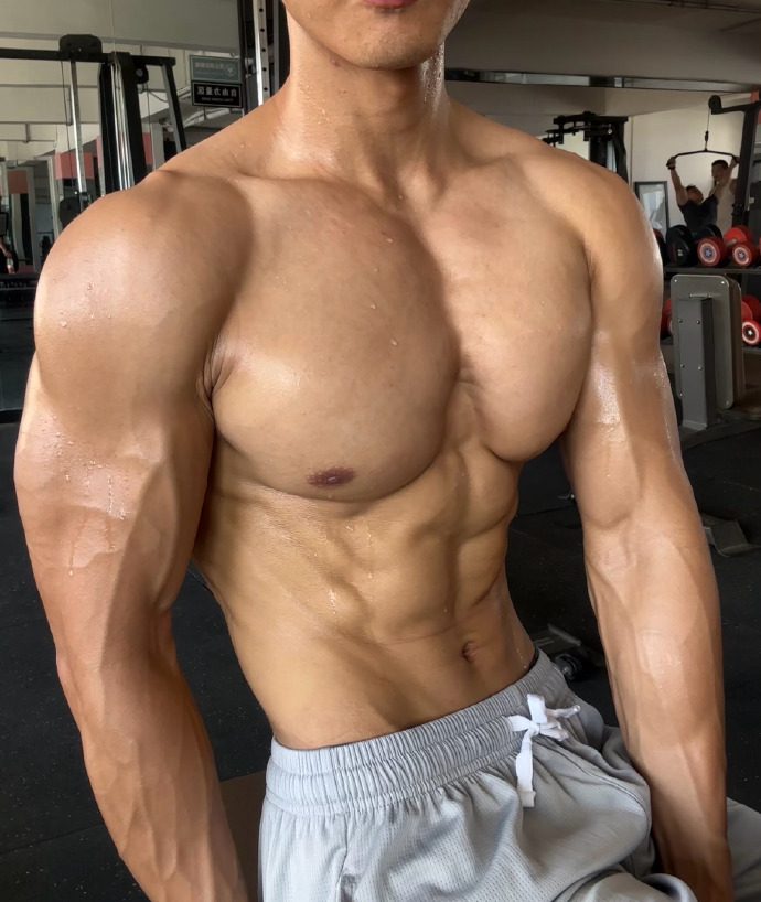 战损肌肉阳光帅脸，这男人味你扛得住吗？