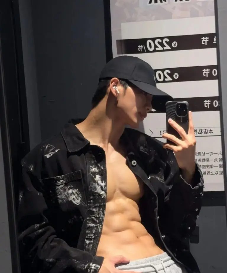 广东 185cm 肌肉帅模特，这腹肌谁看了不心动！