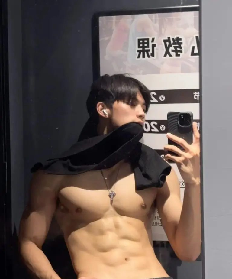 广东 185cm 肌肉帅模特，这腹肌谁看了不心动！