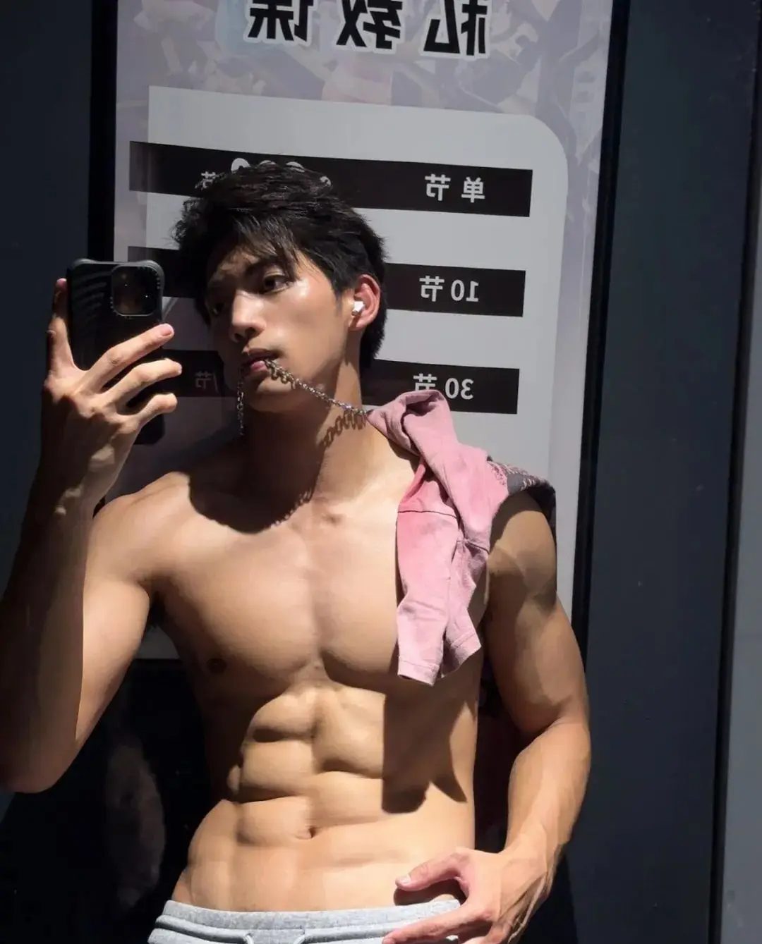 广东 185cm 肌肉帅模特，这腹肌谁看了不心动！
