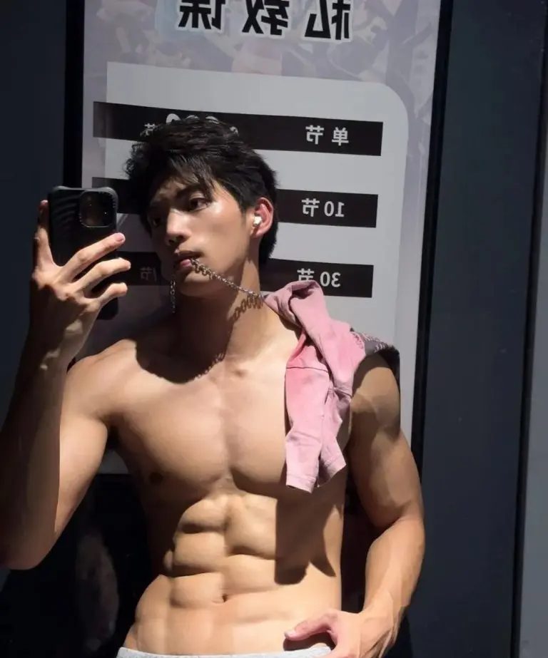 广东 185cm 肌肉帅模特，这腹肌谁看了不心动！