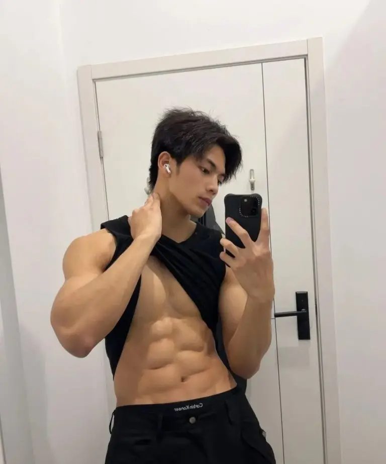 广东 185cm 肌肉帅模特，这腹肌谁看了不心动！