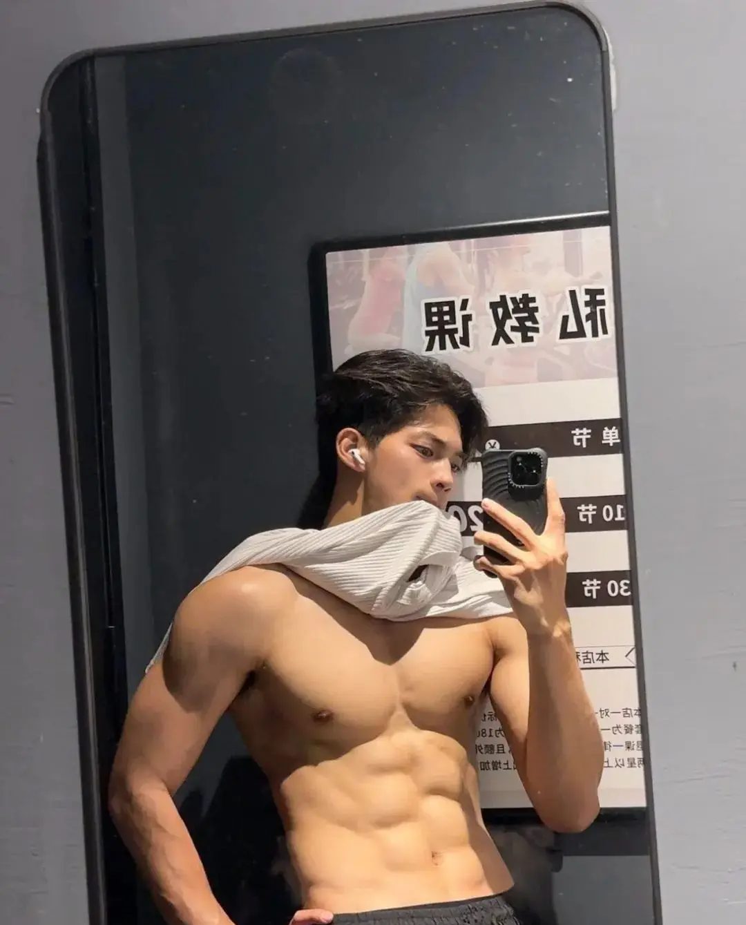 广东 185cm 肌肉帅模特，这腹肌谁看了不心动！