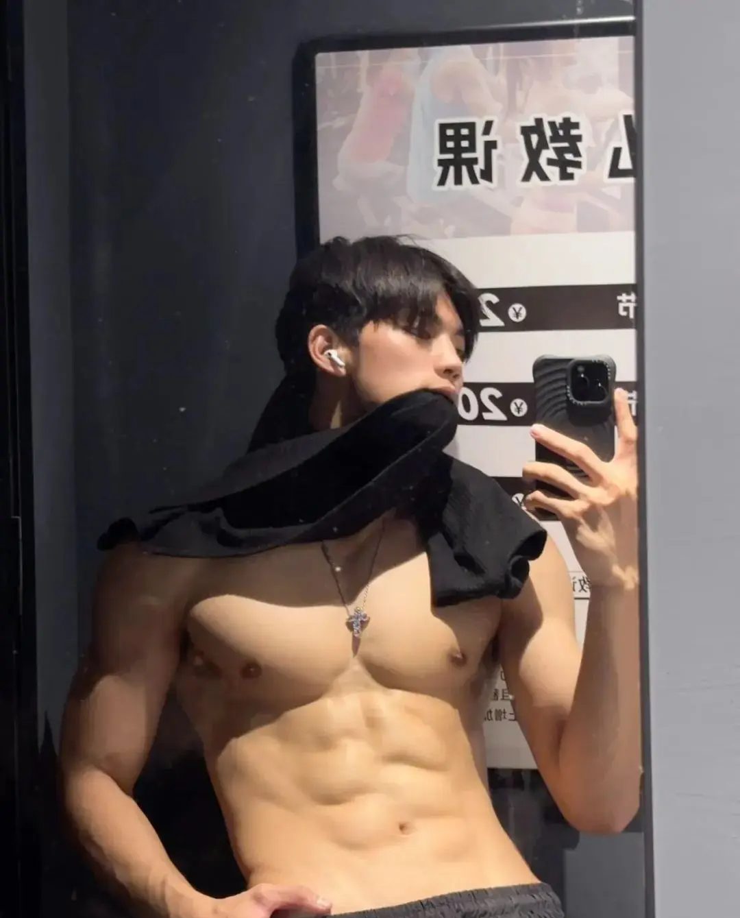 广东 185cm 肌肉帅模特，这腹肌谁看了不心动！