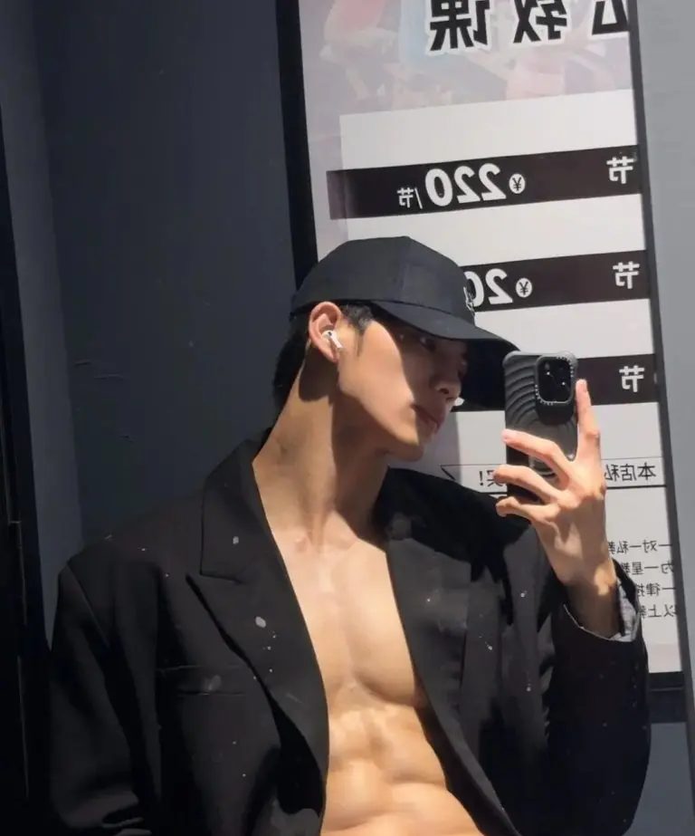 广东 185cm 肌肉帅模特，这腹肌谁看了不心动！