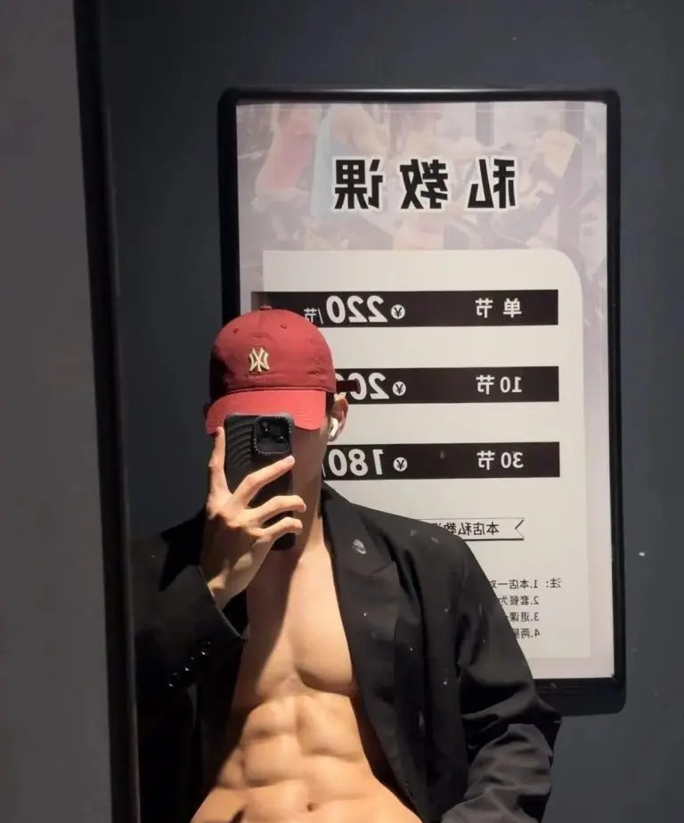 广东 185cm 肌肉帅模特，这腹肌谁看了不心动！