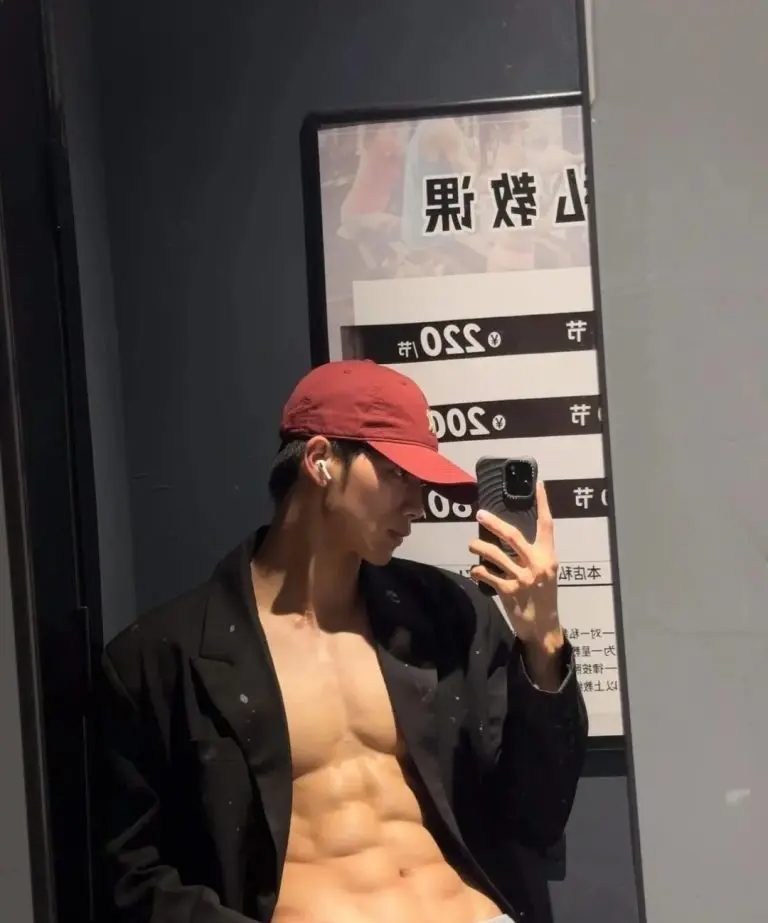 广东 185cm 肌肉帅模特，这腹肌谁看了不心动！