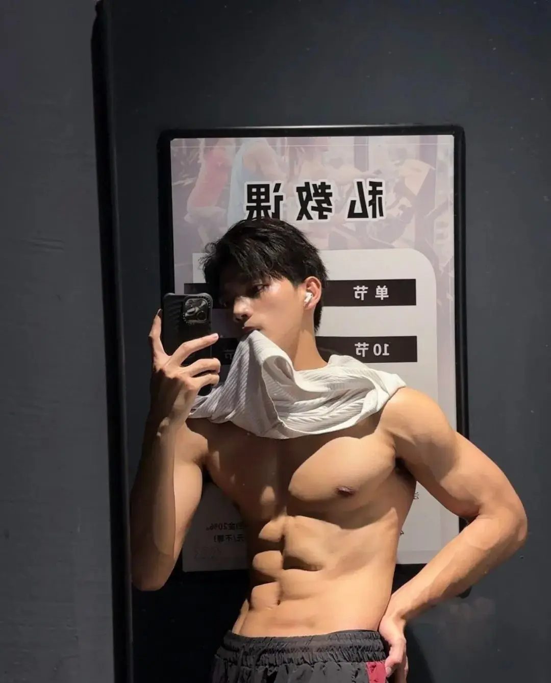 广东 185cm 肌肉帅模特，这腹肌谁看了不心动！