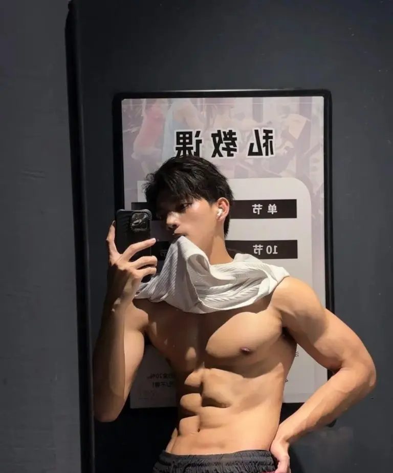 广东 185cm 肌肉帅模特，这腹肌谁看了不心动！