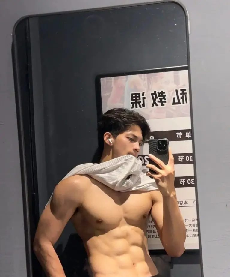广东 185cm 肌肉帅模特，这腹肌谁看了不心动！