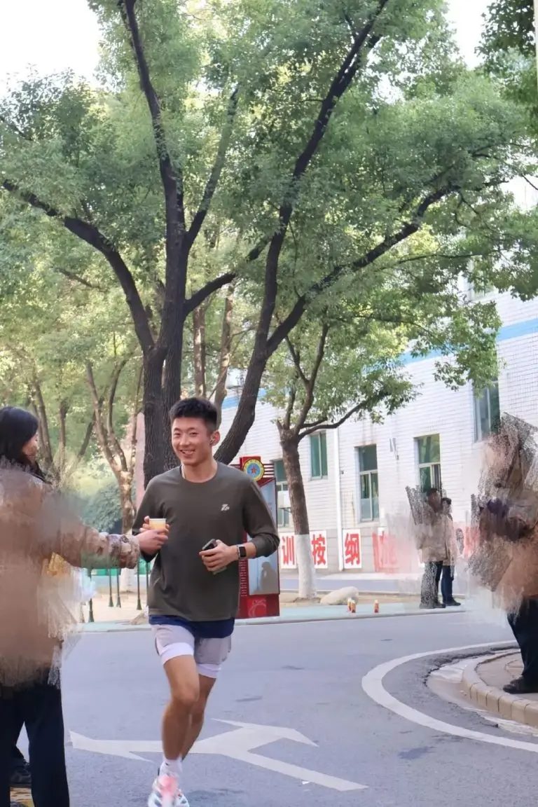 大鼻子 178cm 武体体育生，穿灰裤子绝了