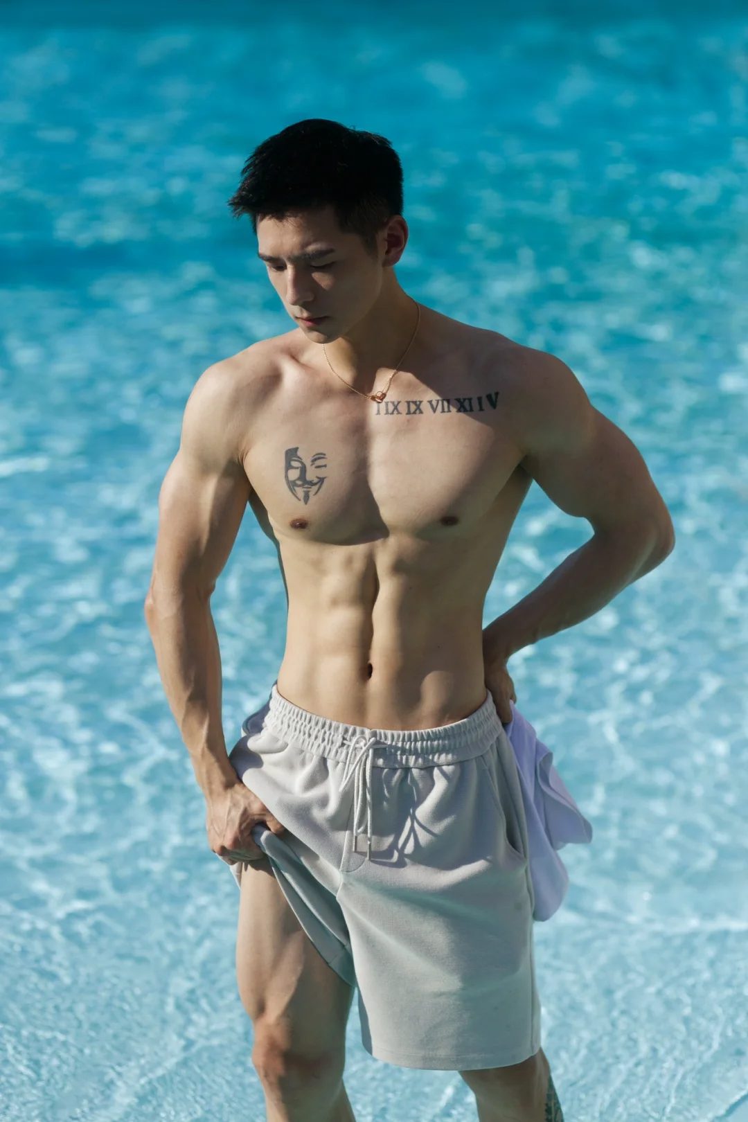 李现同款颜值太平洋宽肩，这身材撩得人心痒痒！