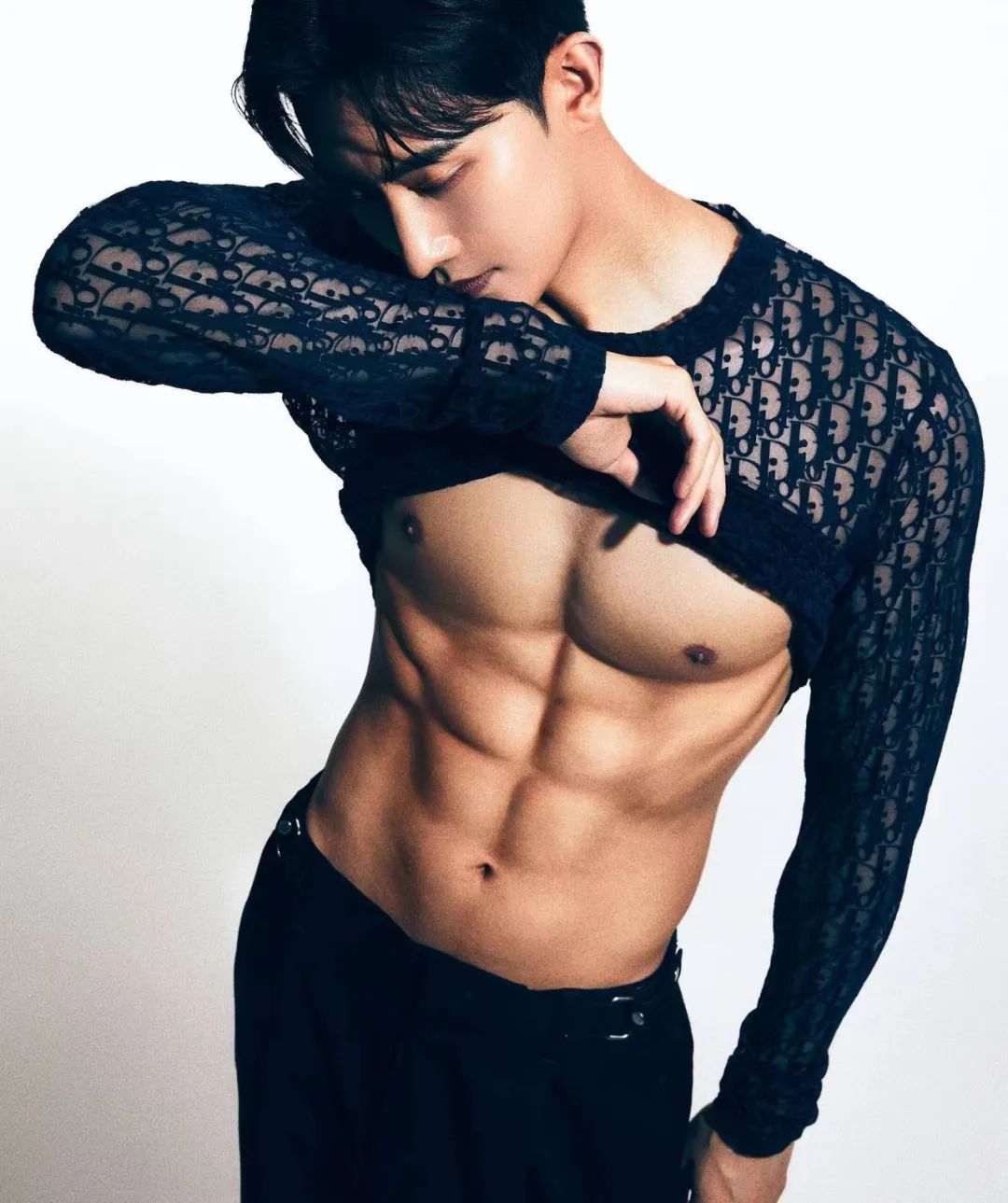 年近四十身材不输健身教练，韩国老牌爱豆泳裤贴身照好吸睛！