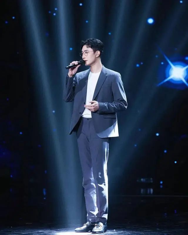 年近四十身材不输健身教练，韩国老牌爱豆泳裤贴身照好吸睛！