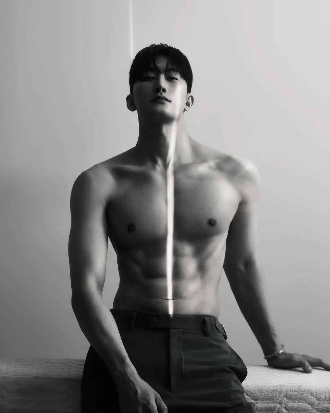 年近四十身材不输健身教练,韩国老牌爱豆泳裤贴身照好吸睛! 年近四十身材不输健身教练,韩国老牌爱豆泳裤贴身照好吸睛!