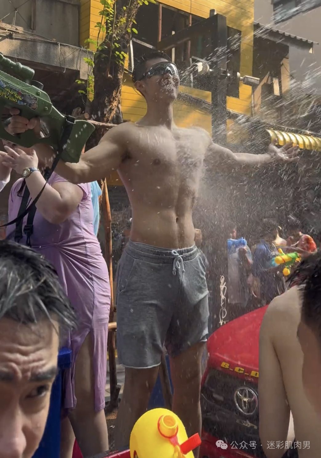 泰国泼水节被包围的翘臀男灰短裤湿透，长腿真好看！