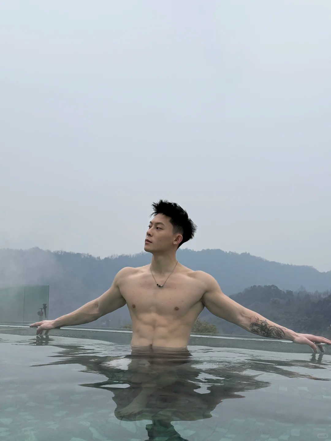 泳池肌肉帅哥宽肩窄腰腹肌炸裂，成都小敖犬太撩了！