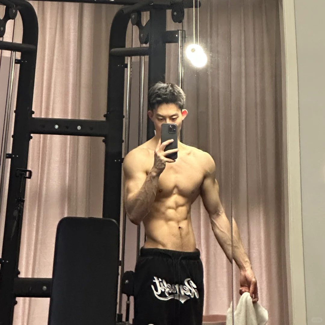 泳池肌肉帅哥宽肩窄腰腹肌炸裂，成都小敖犬太撩了！
