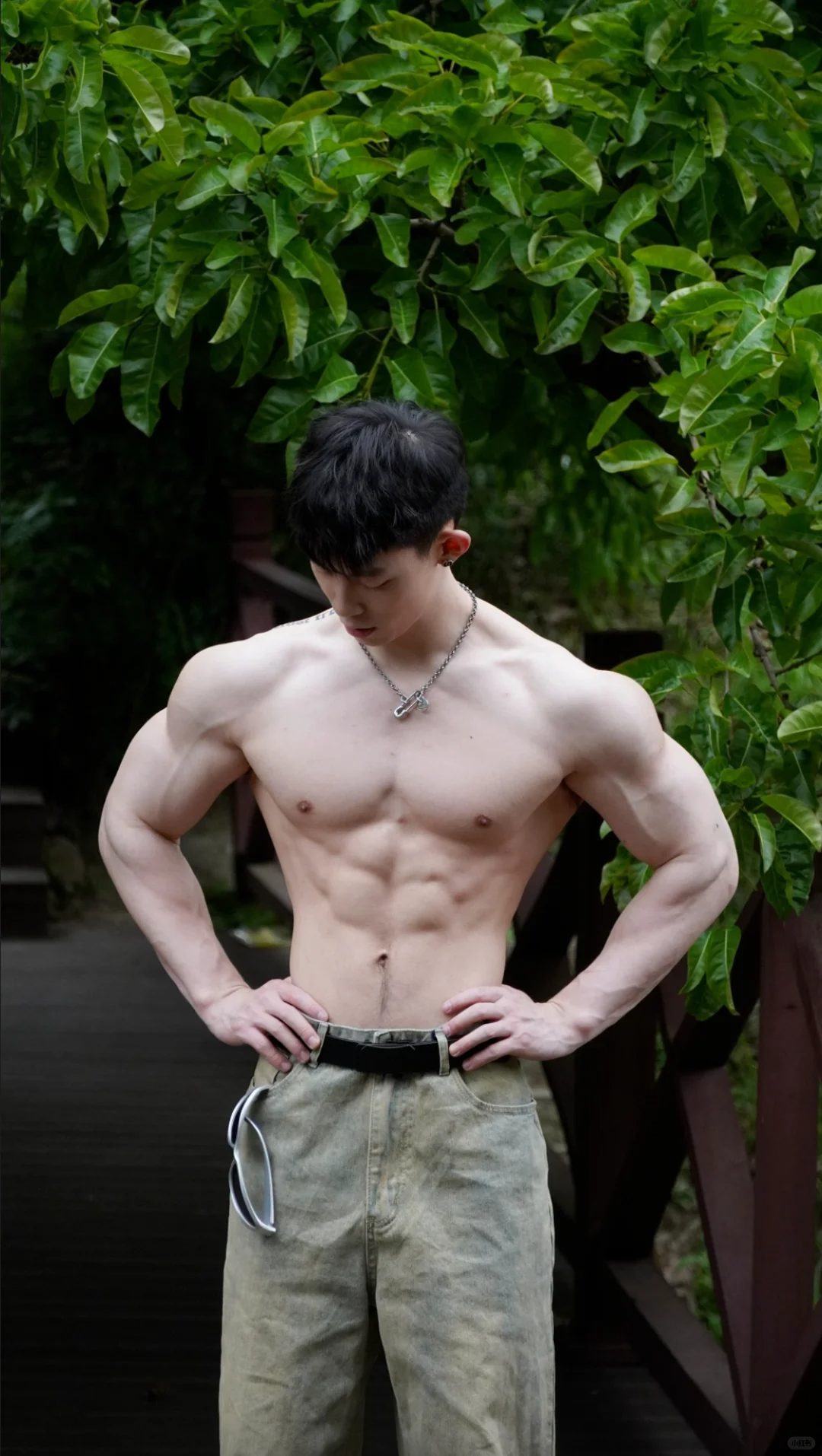 泳池肌肉帅哥宽肩窄腰腹肌炸裂，成都小敖犬太撩了！